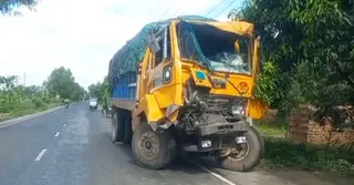 রাজবাড়ীতে সব‌জি বোঝাই ট্রাকে আরেক ট্রাকের ধাক্কা, চালকসহ নিহত ২